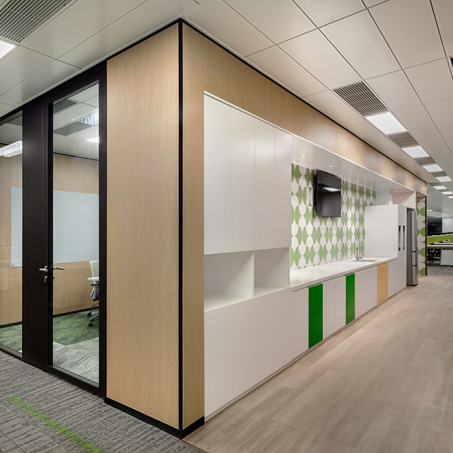 Modern Workspace Divider Customizable Transparent Screen Single Layer Privacy Glass Partition Office